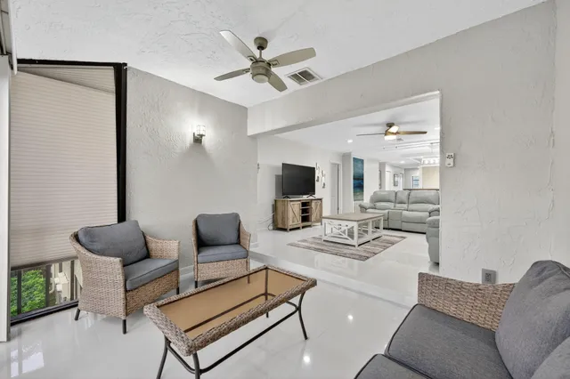 $319,995 | 8450 Casa Del Lago, Unit J, Boca Raton, FL 33433