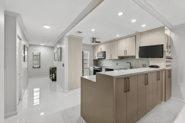 $319,995 | 8450 Casa Del Lago, Unit J, Boca Raton, FL 33433