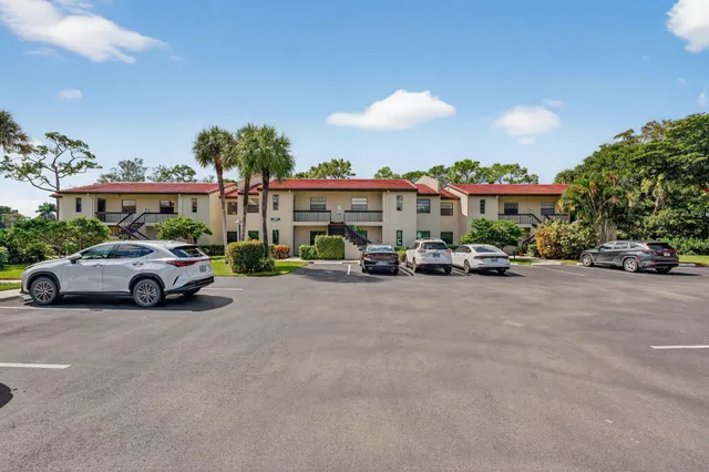 $319,995 | 8450 Casa Del Lago, Unit J, Boca Raton, FL 33433