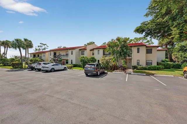 $319,995 | 8450 Casa Del Lago, Unit J, Boca Raton, FL 33433