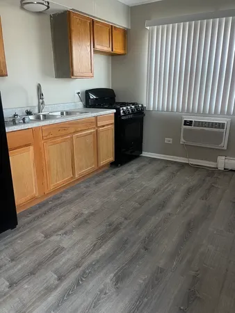 $1,500 | 7831 Roberts Road, Unit 4, Bridgeview, IL 60455