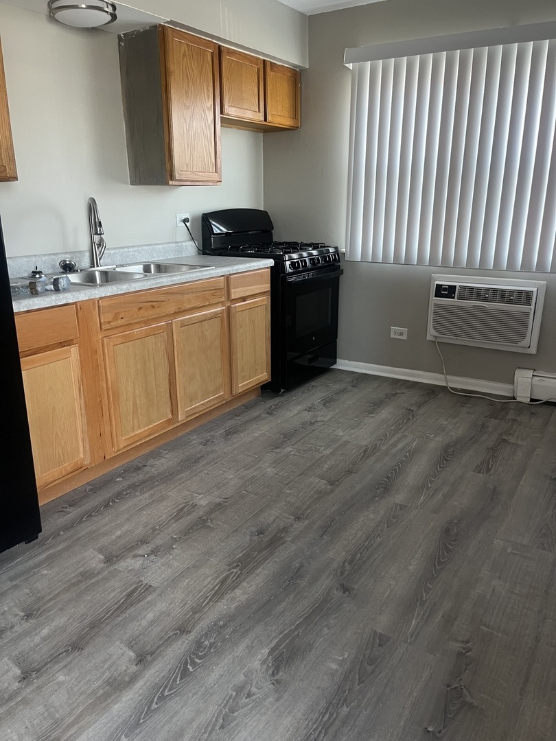 7831 Roberts Road, Unit 4 Bridgeview, IL 60455 - Photo 4 of 9