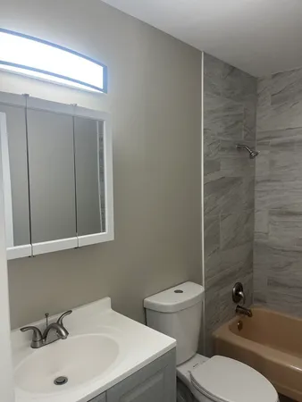 $1,500 | 7831 Roberts Road, Unit 4, Bridgeview, IL 60455