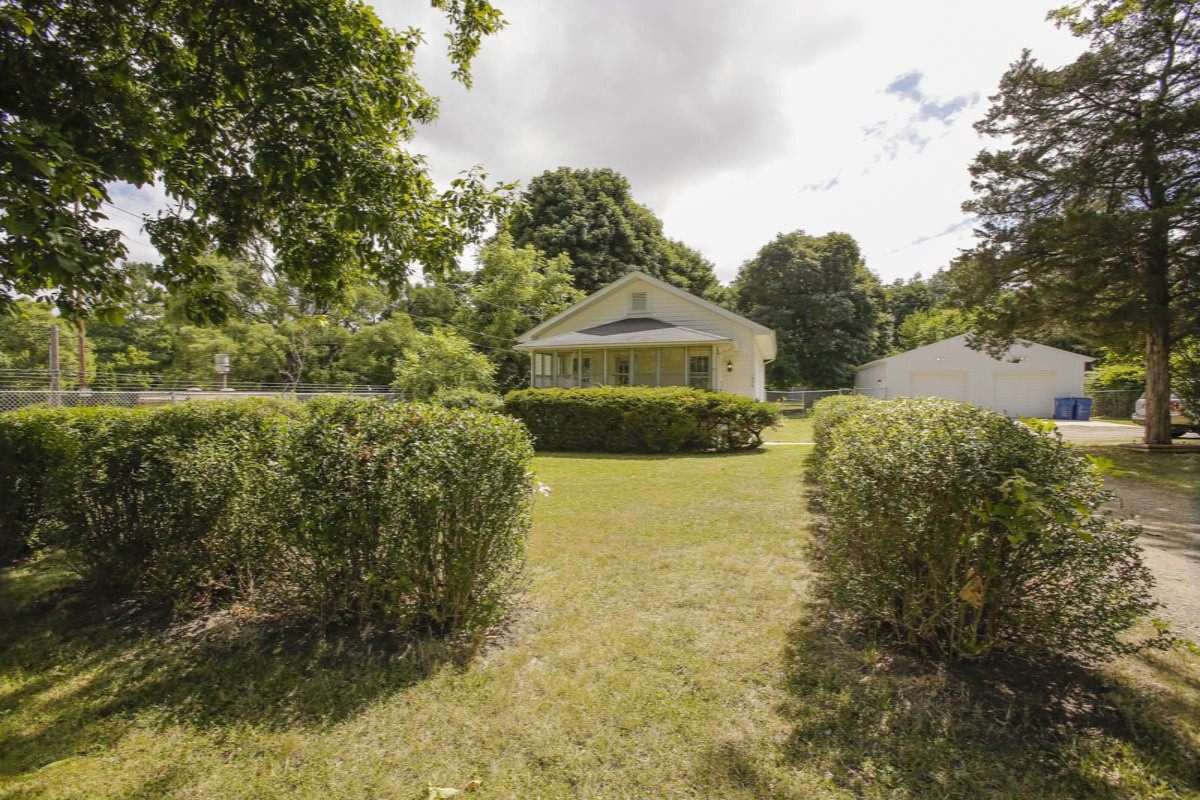 1826 Nazareth Road Kalamazoo, MI 49048 - Photo 3 of 31 1826 nazareth-103