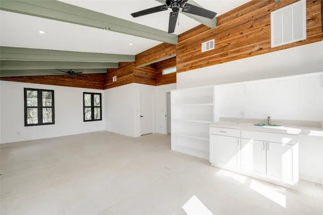 a view of a back yard