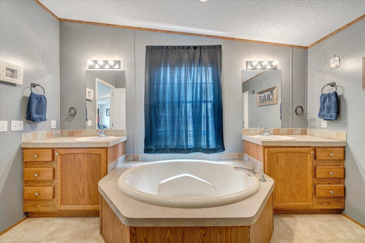 91 Homestead Road New Castle, VA 24127 - Photo 25 of 44 a bathroom with a sink and a bathtub