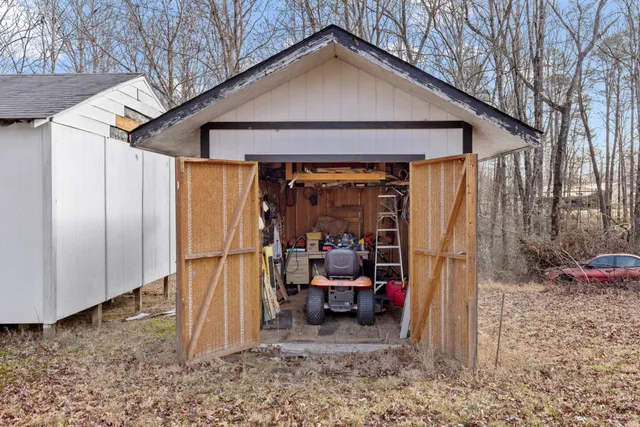 a view of a house with backyard