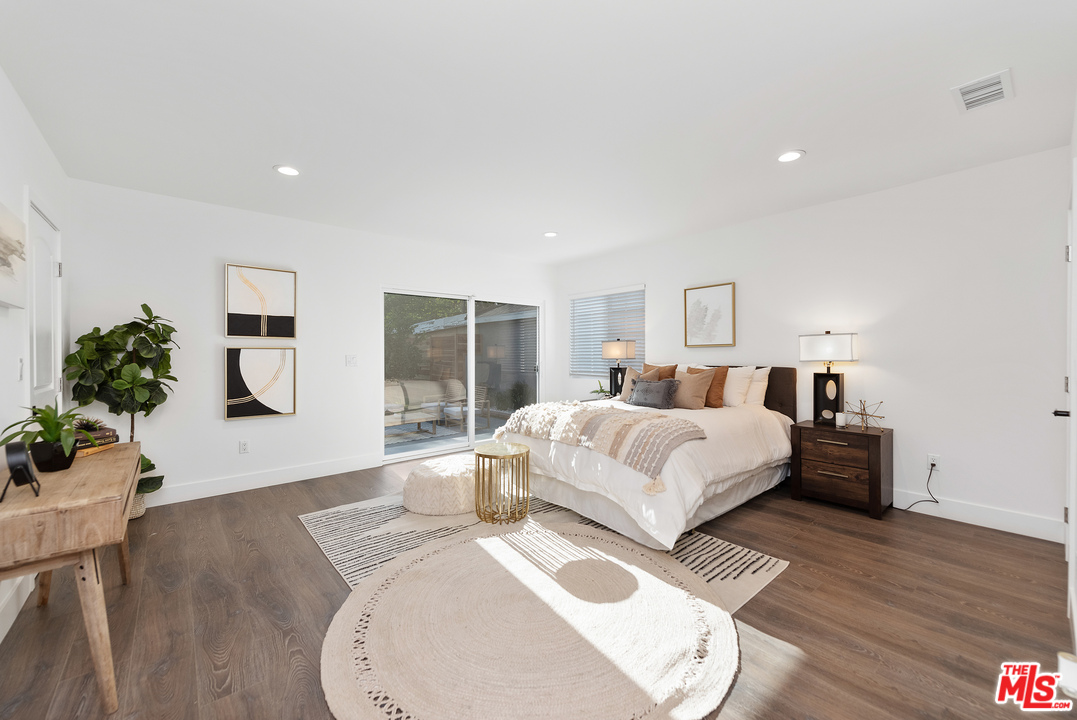 2223 North Keystone Street Burbank, CA 91504 - Photo 5 of 17 a bed room with bed and a potted plant