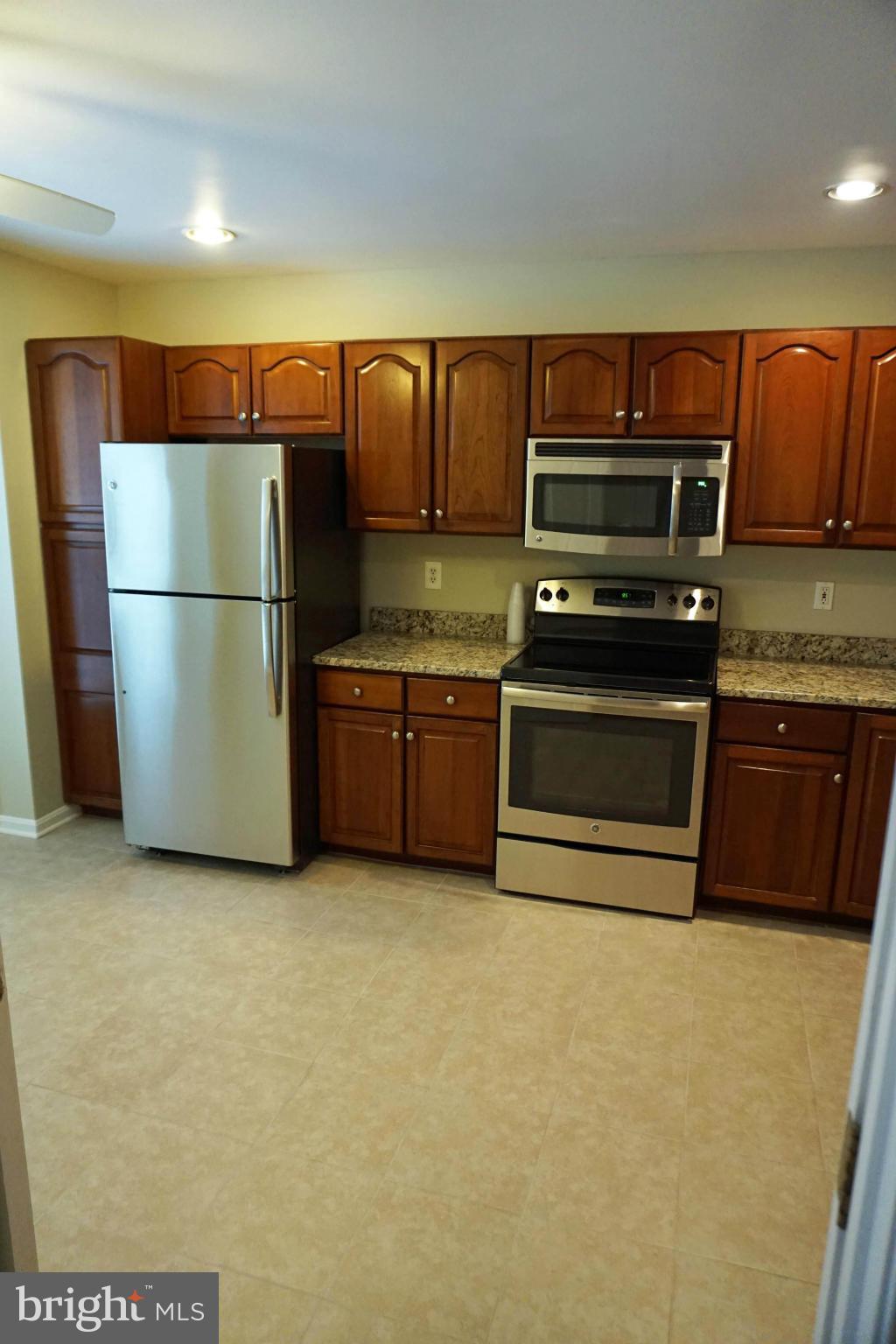 12058 Edgemere Circle Reston, VA 20190 - Photo 3 of 28 Kitchen