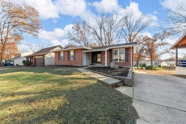 $2,200 | 818 Reinke Road, Ballwin, MO 63021