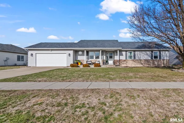 $325,000 | 1035 Oakbrook Avenue, Chatham, IL 62629