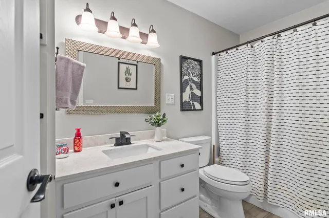 $325,000 | 1035 Oakbrook Avenue, Chatham, IL 62629