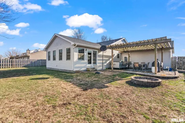 $325,000 | 1035 Oakbrook Avenue, Chatham, IL 62629