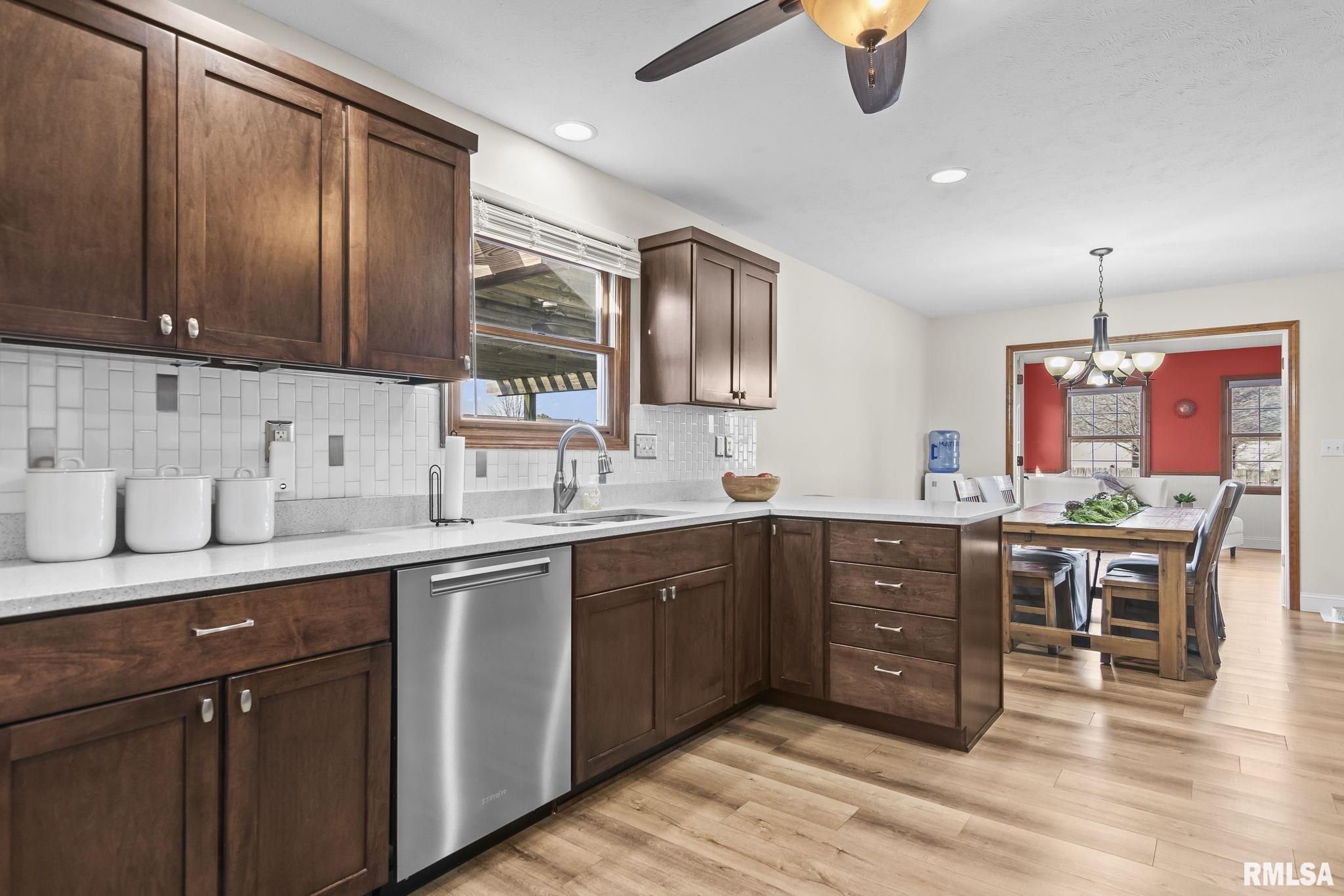 1035 Oakbrook Avenue Chatham, IL 62629 - Photo 9 of 36