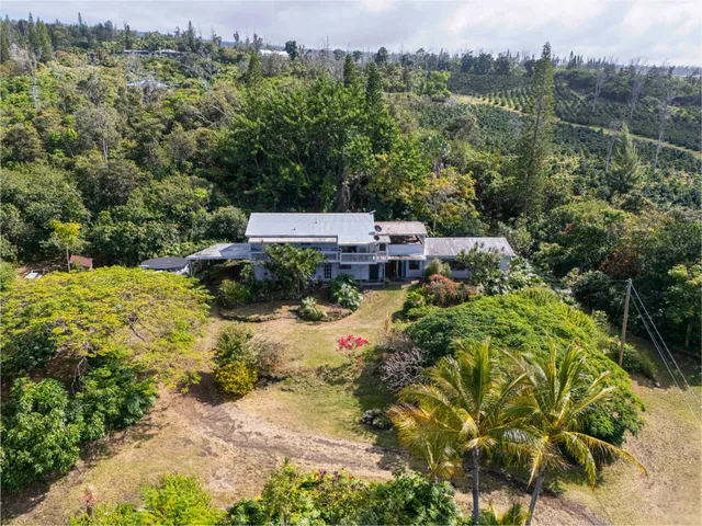 a view of a houses with a yard