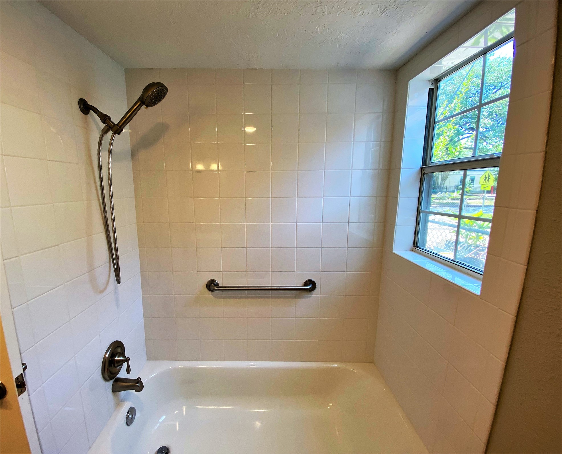 1702 Studewood Street Houston, TX 77009 - Photo 5 of 11 Tub/shower with tile surround.