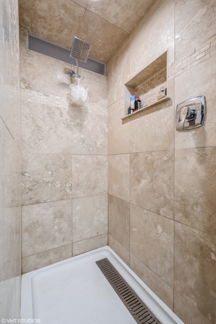 2605 South Indiana Avenue, Unit 1201 Chicago, IL 60616 - Photo 13 of 18 a bathroom with a shower