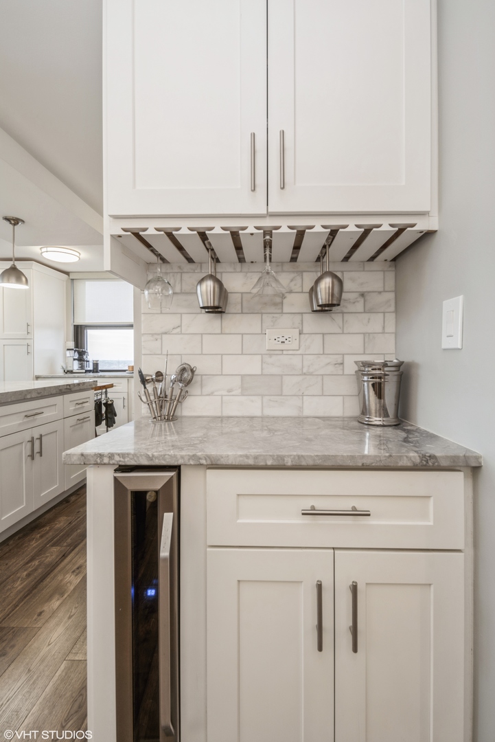 2605 South Indiana Avenue, Unit 1201 Chicago, IL 60616 - Photo 7 of 18 a kitchen with a sink and cabinets