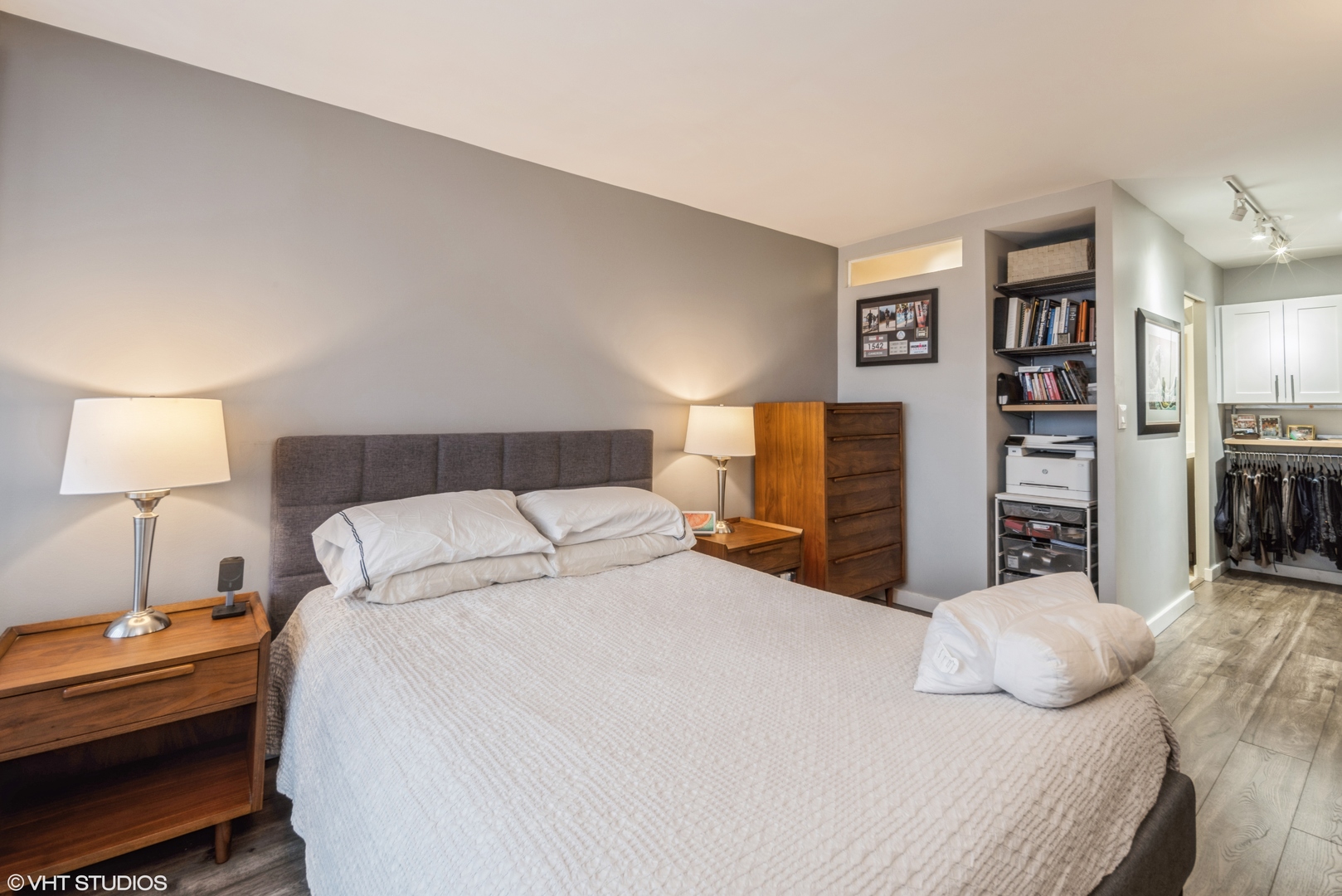 2605 South Indiana Avenue, Unit 1201 Chicago, IL 60616 - Photo 9 of 18 a bedroom with a bed and a lamp