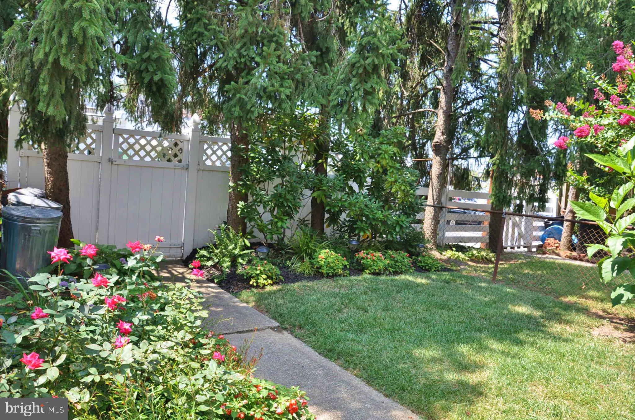 914 Radcliffe Road Towson, MD 21204 - Photo 5 of 84 Extensive beautiful landscaping!