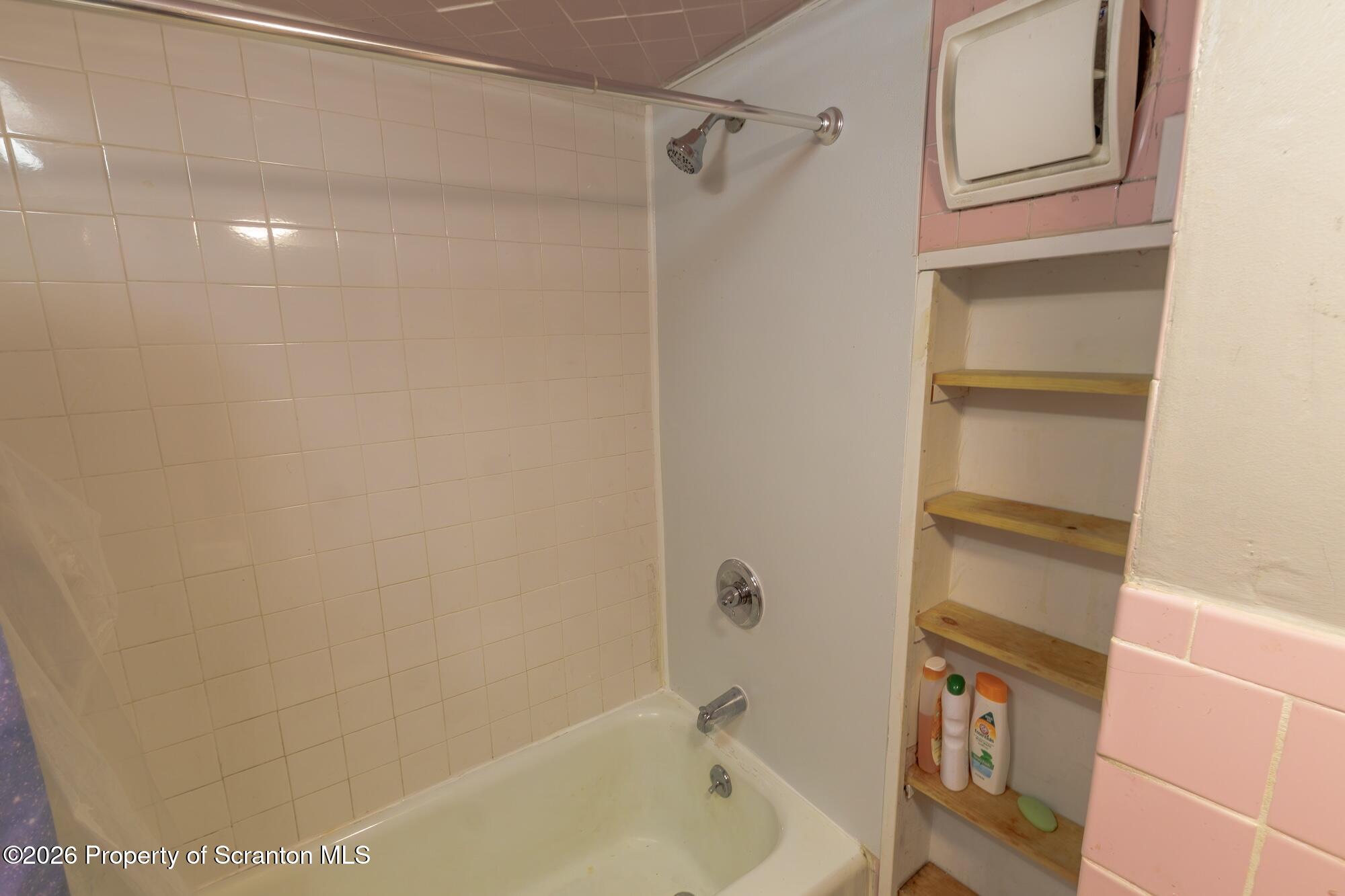 623 East Elm Street, Unit 1 Scranton, PA 18505 - Photo 12 of 15 a bathroom with a bathtub