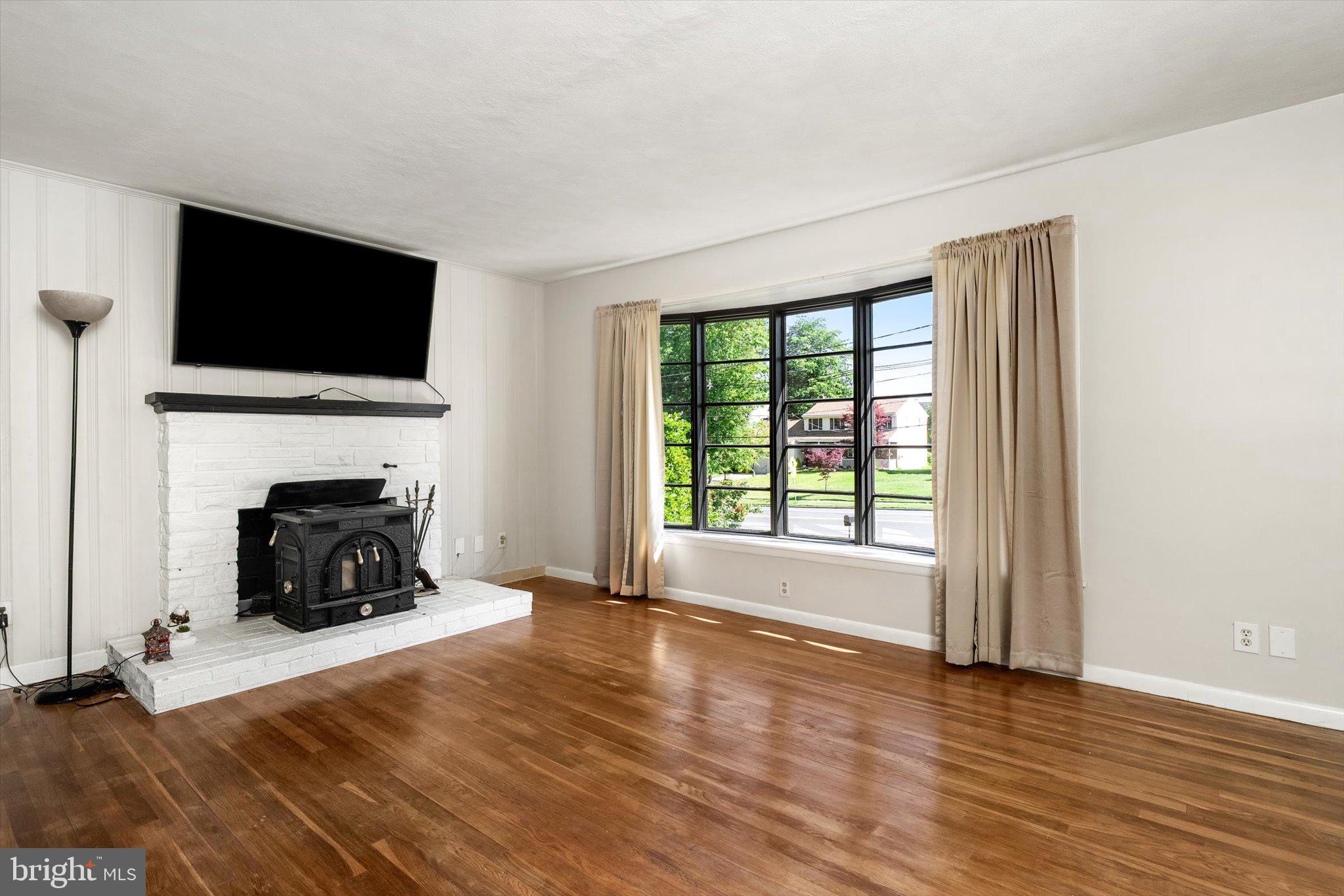 3639 State Extension Trenton, NJ 08619 - Photo 5 of 33 Bright and inviting living space.