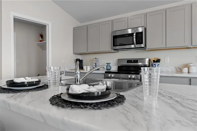 $296,335 | 2266 Rock Creek Drive, Tonganoxie, KS 66086