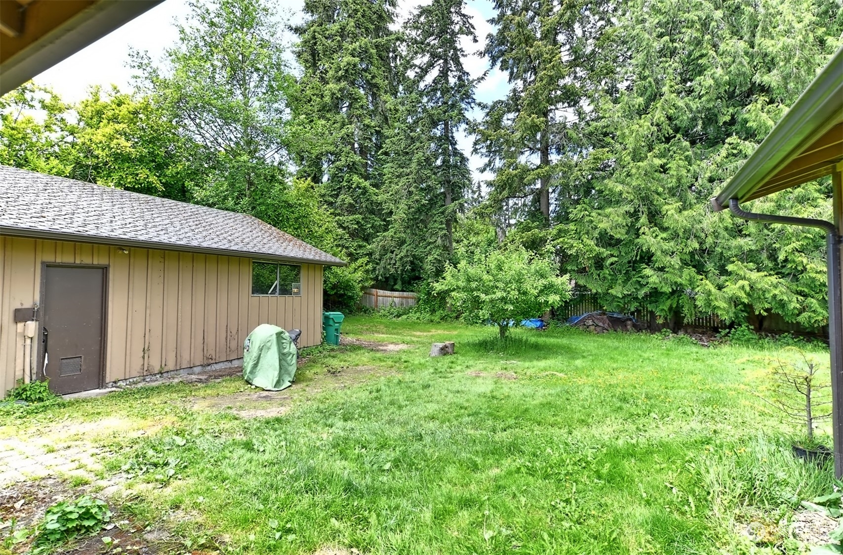 23720 Locust Way Bothell, WA 98021 - Photo 26 of 30 a view of a back yard of the house