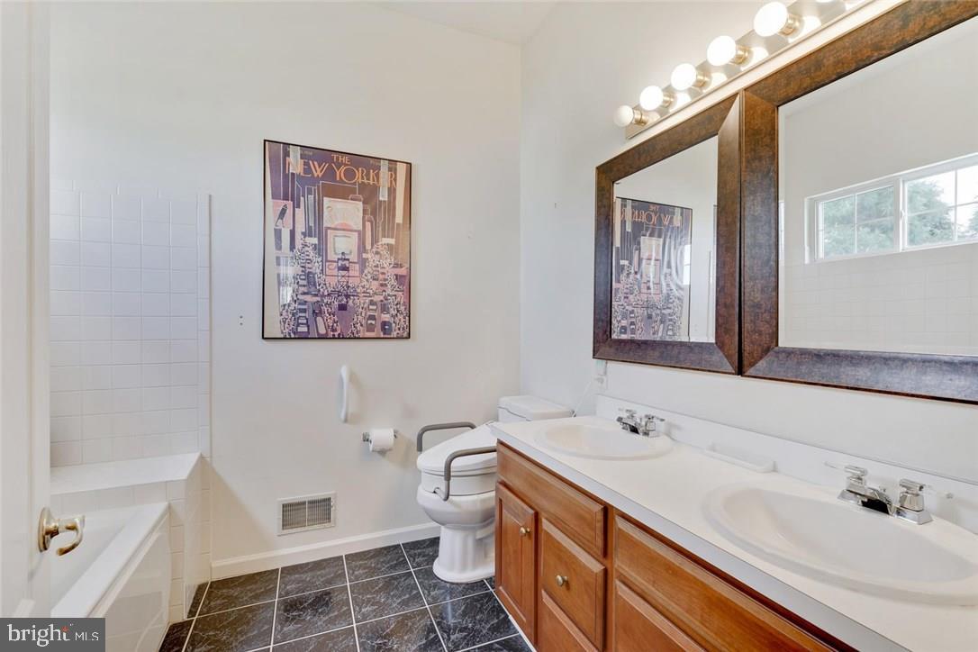 43 Silverside Road Lakewood, NJ 08701 - Photo 18 of 36 Gallery Image 18