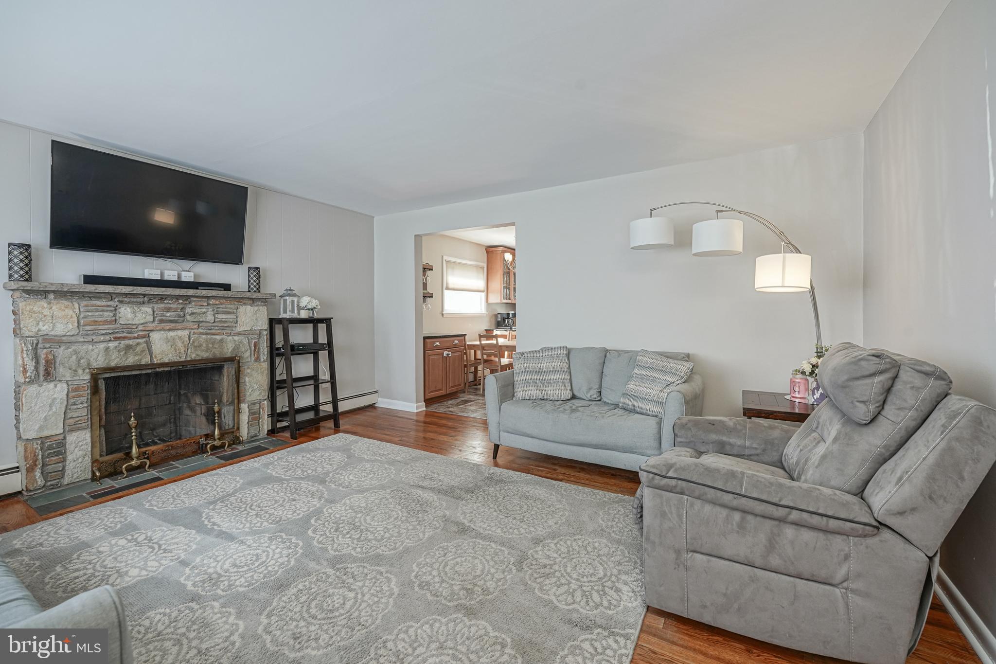 210 Rancocas Avenue Riverside, NJ 08075 - Photo 3 of 32 Living room