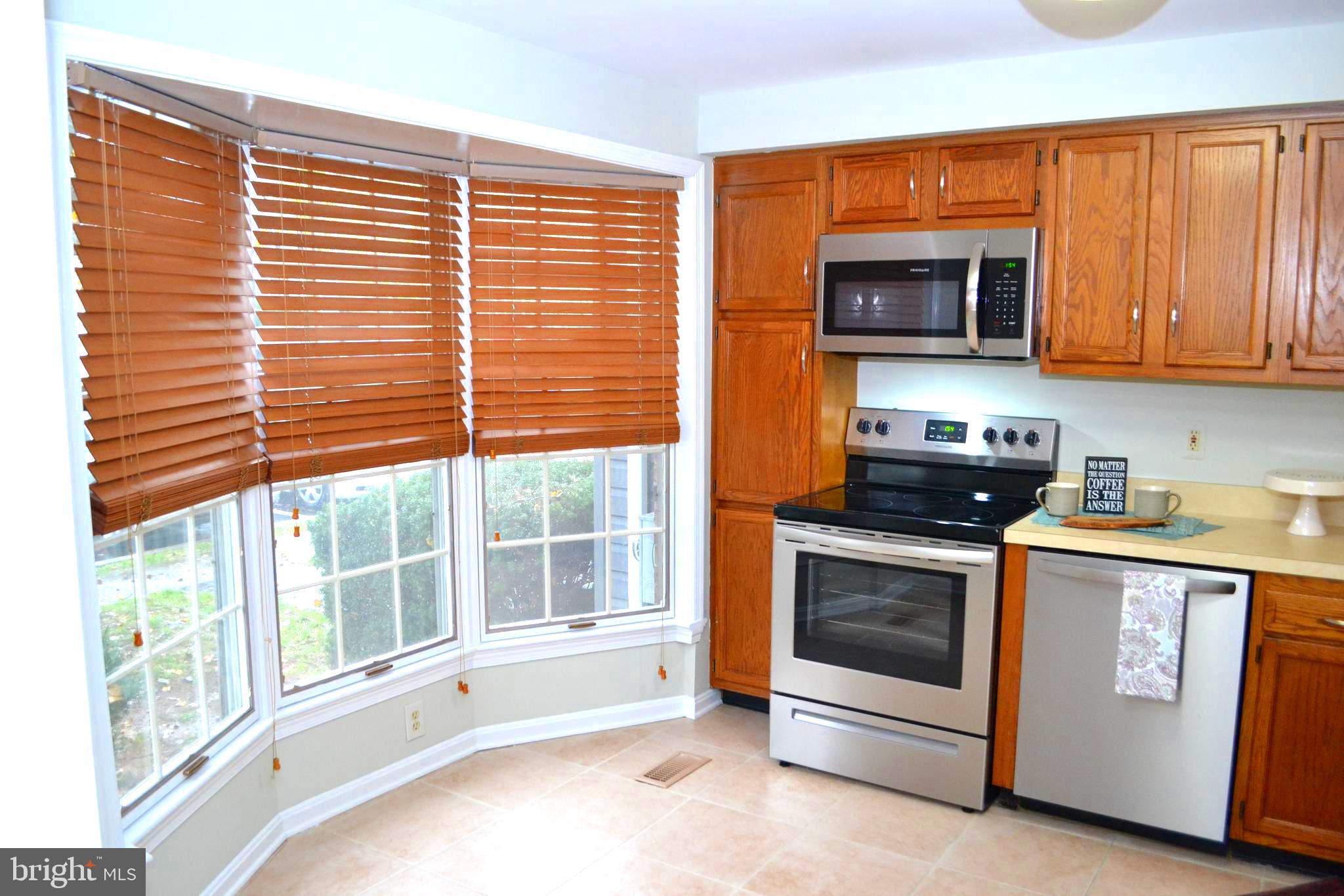 8019 Waterview Court Frederick, MD 21701 - Photo 5 of 56 Eat in kitchen ceramic tile