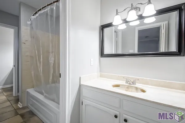 $1,950 | 3915 Country View Drive, Baton Rouge, LA 70817