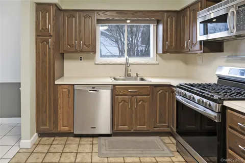 $825,000 | 26 Stevenson Place, Deer Park, NY 11729