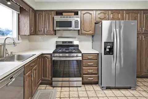 $825,000 | 26 Stevenson Place, Deer Park, NY 11729