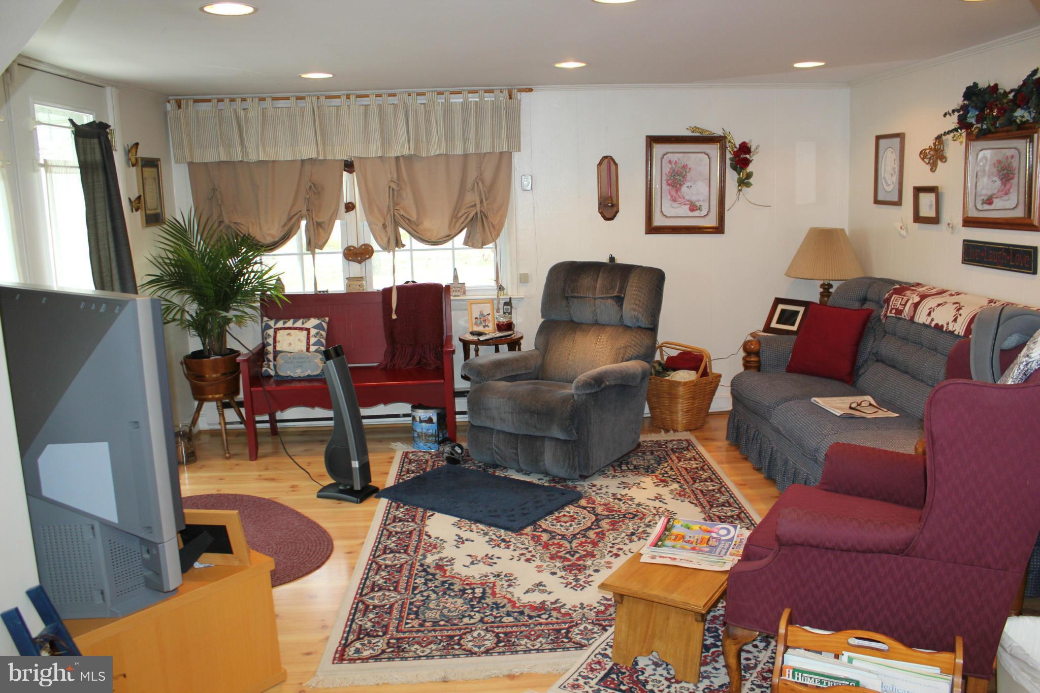 2086 Guard Hill Road Middletown, VA 22645 - Photo 14 of 30 Living Room
