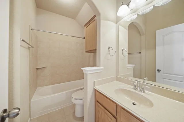 a view of a livingroom with a ceiling fan