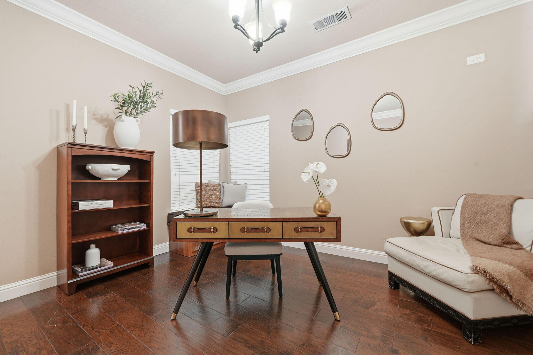 13380 Tierra Heights Road Redding, CA 96003 - Photo 21 of 35 a living room with furniture