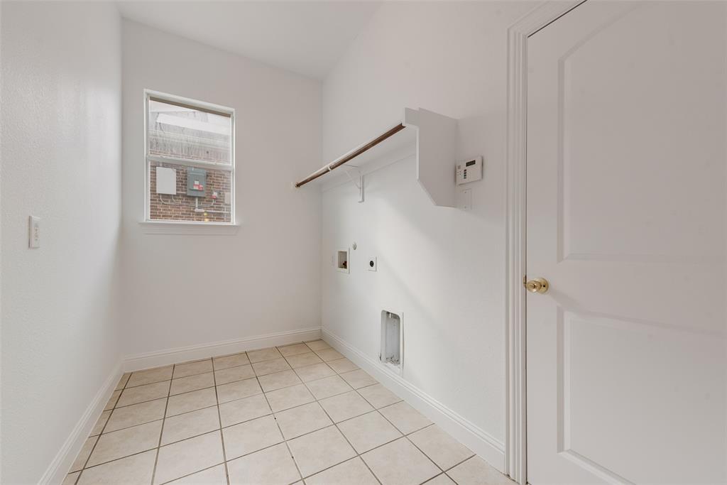 413 Kearsarge Street DeSoto, TX 75115 - Photo 17 of 33 a view of an empty room