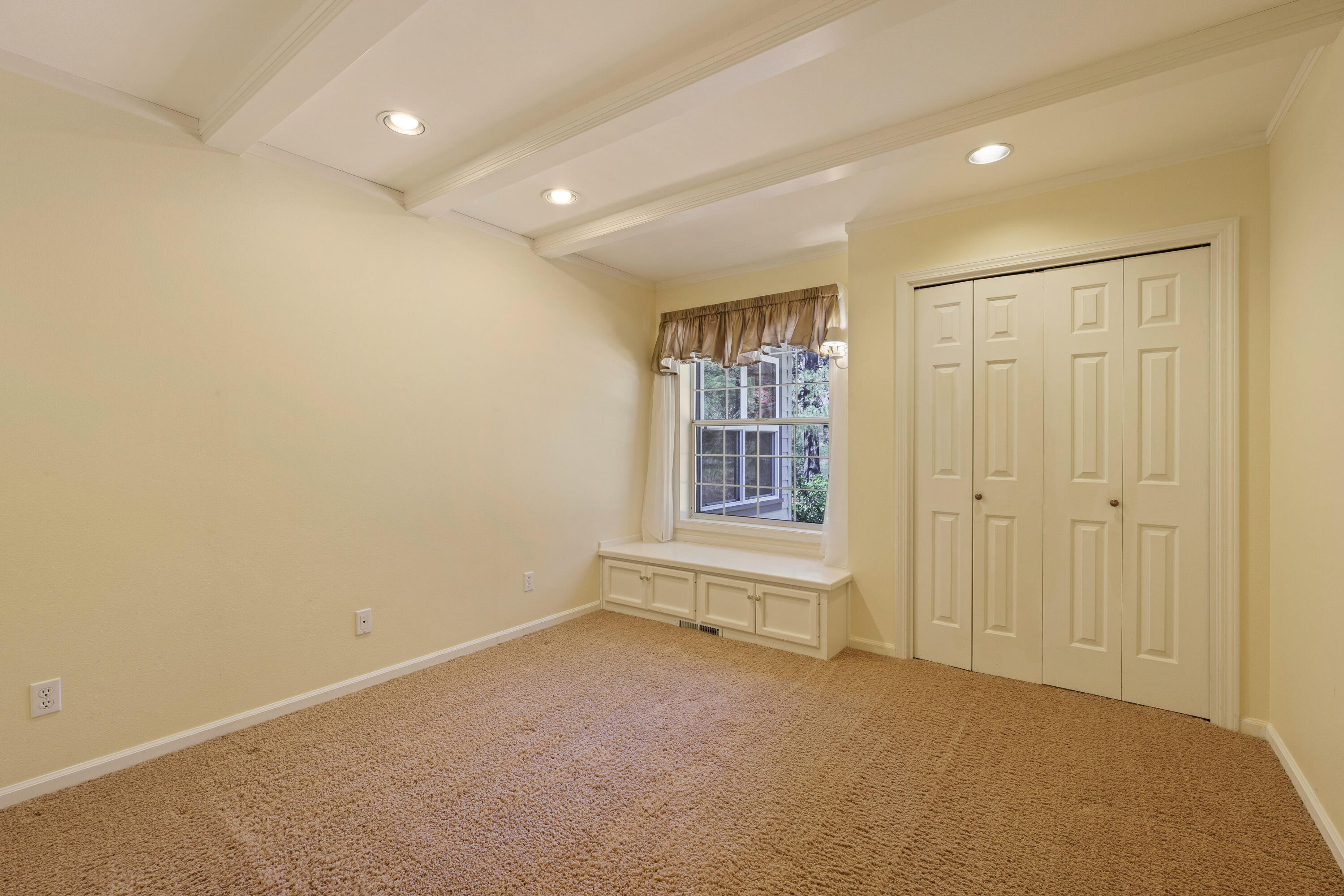 18880 Baker Road Bend, OR 97702 - Photo 45 of 70 an empty room with windows
