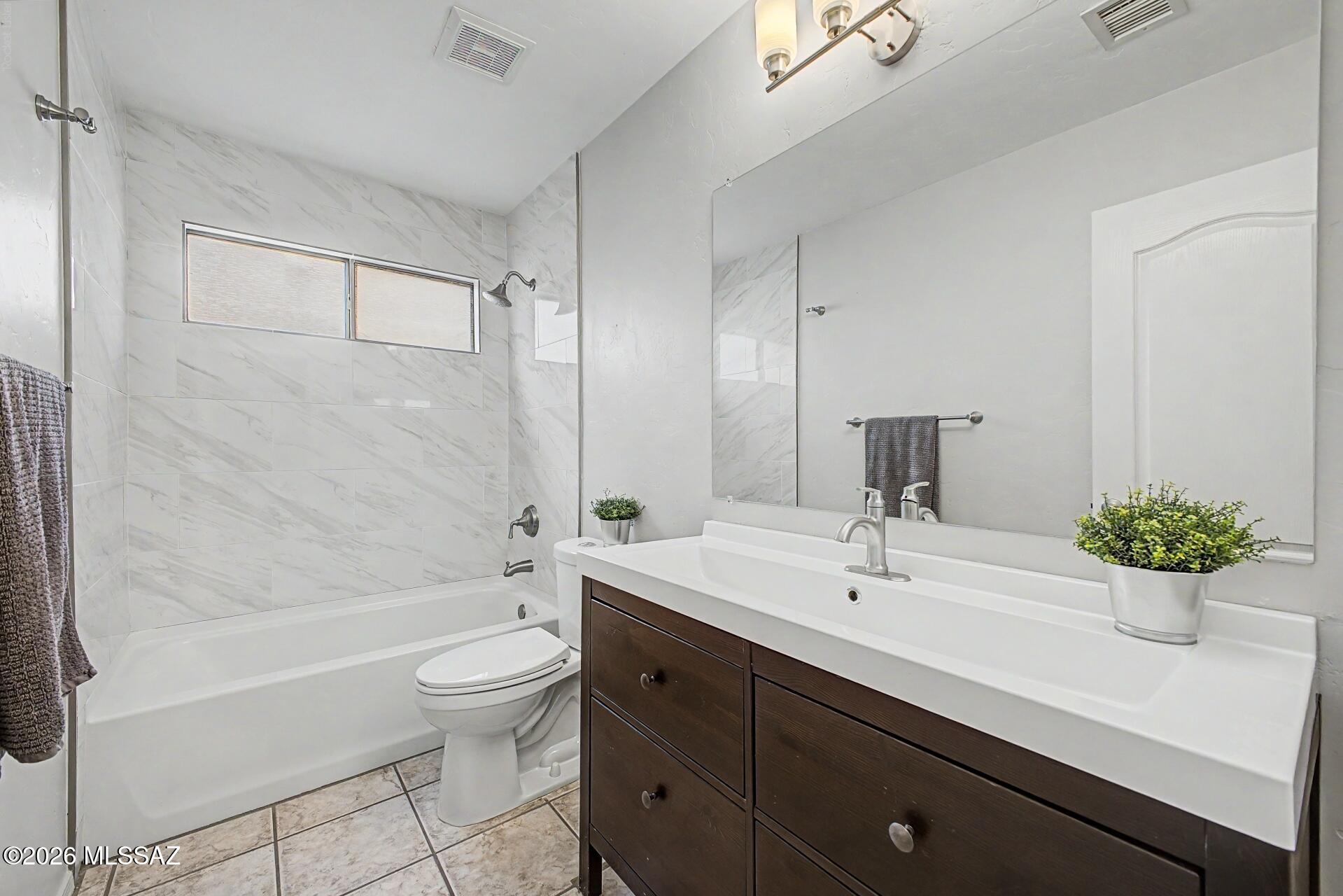 301 West Greys Road Tucson, AZ 85737 - Photo 20 of 34 Hall Bath