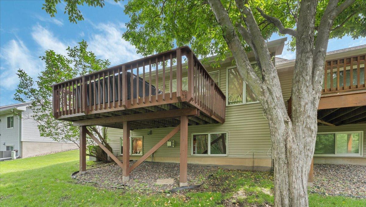 539 Deer Ridge Lane South Maplewood, MN 55119 - Photo 3 of 27