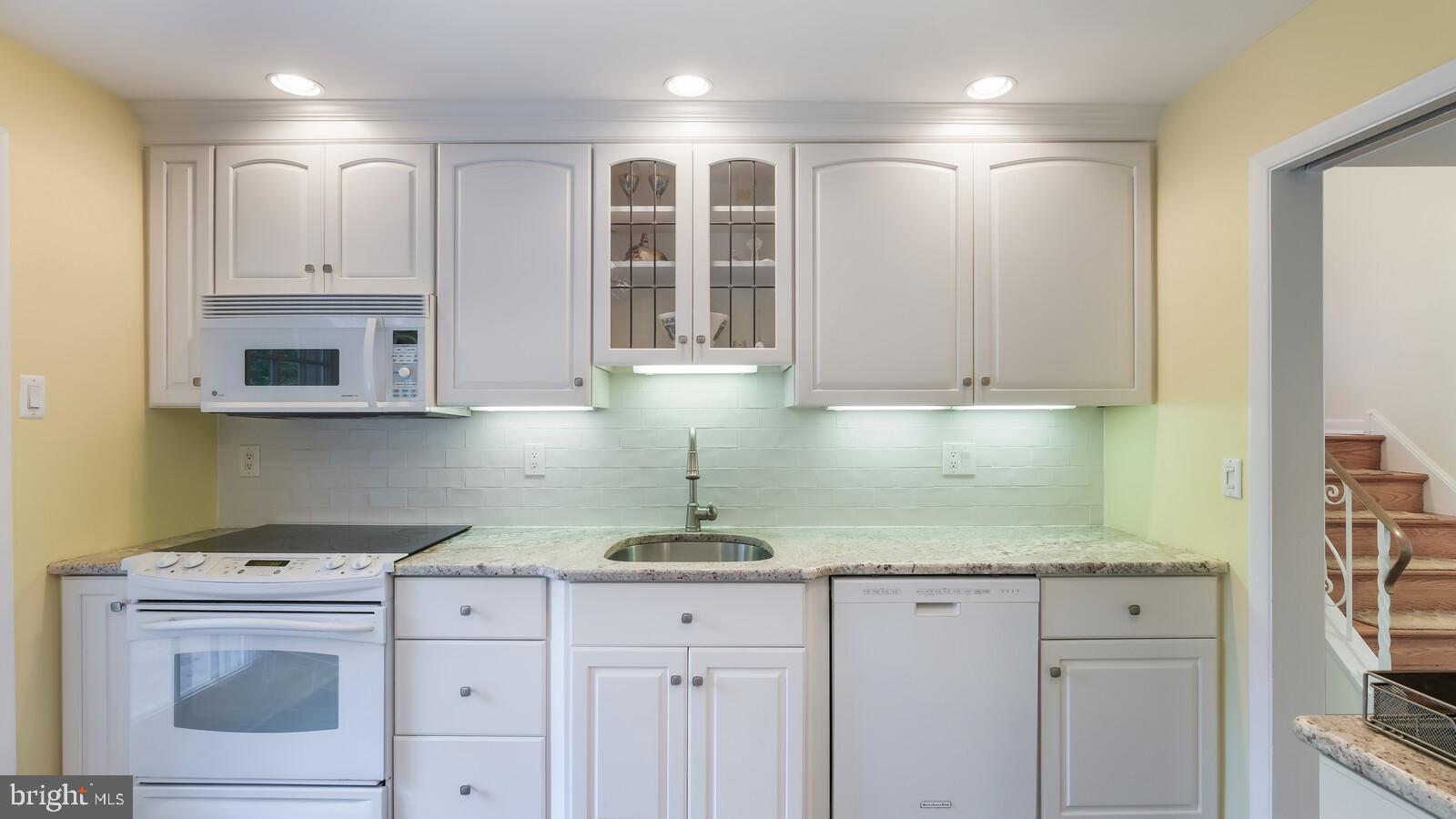 999 George Road Jenkintown, PA 19046 - Photo 11 of 44 Bright and cheerful kitchen