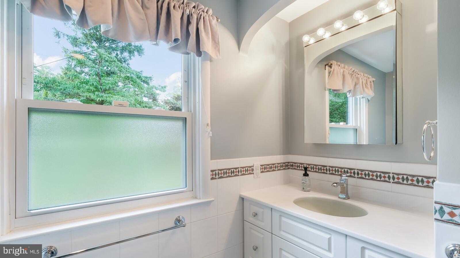 999 George Road Jenkintown, PA 19046 - Photo 31 of 44 Hall Bathroom