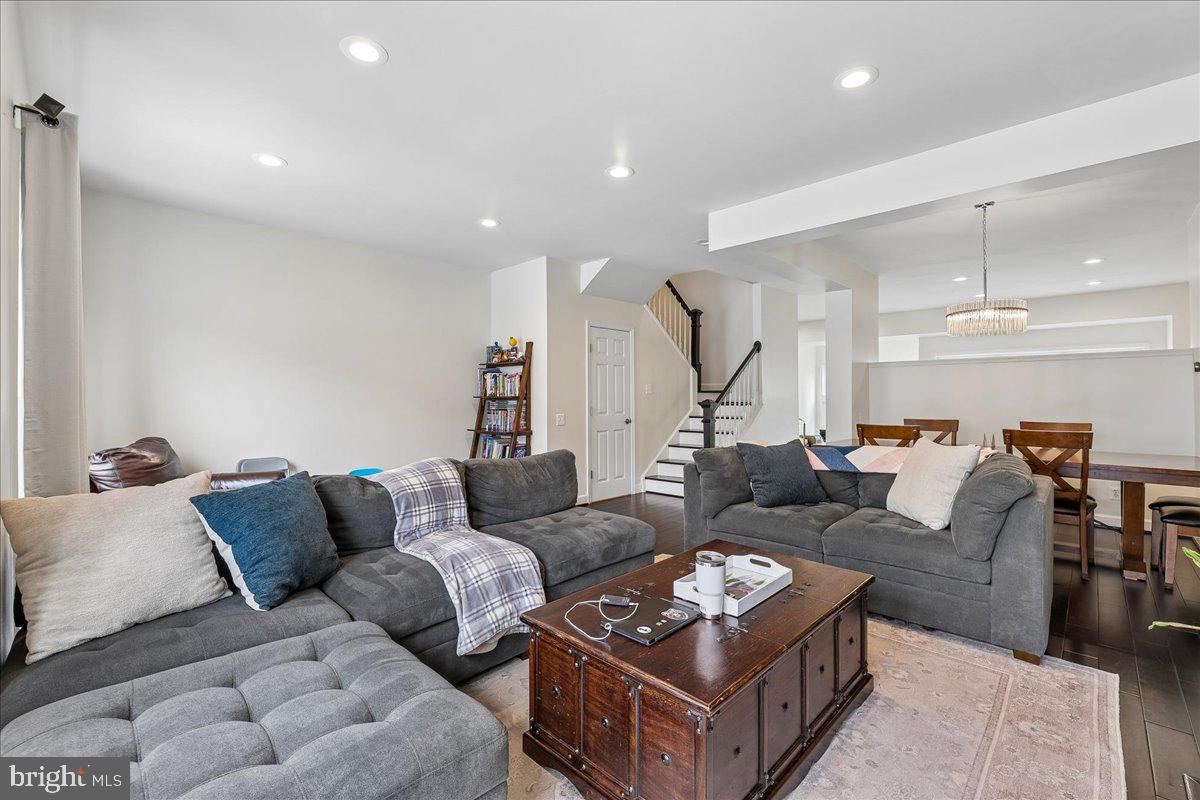 9276 Laurel Ridge Crossing Road Lorton, VA 22079 - Photo 19 of 43 Spacious living area with modern charm.