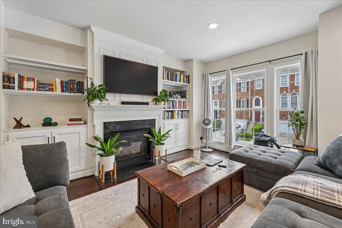 9276 Laurel Ridge Crossing Road Lorton, VA 22079 - Photo 20 of 43 Cozy living space with natural light.