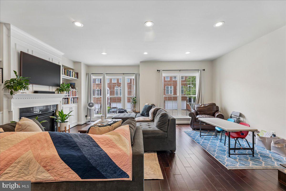 9276 Laurel Ridge Crossing Road Lorton, VA 22079 - Photo 21 of 43 Bright and inviting living space.