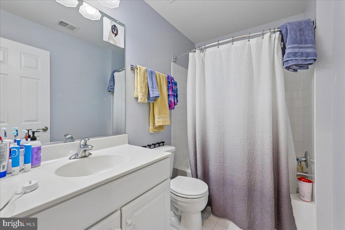 9276 Laurel Ridge Crossing Road Lorton, VA 22079 - Photo 31 of 43 Bright and inviting bathroom retreat.