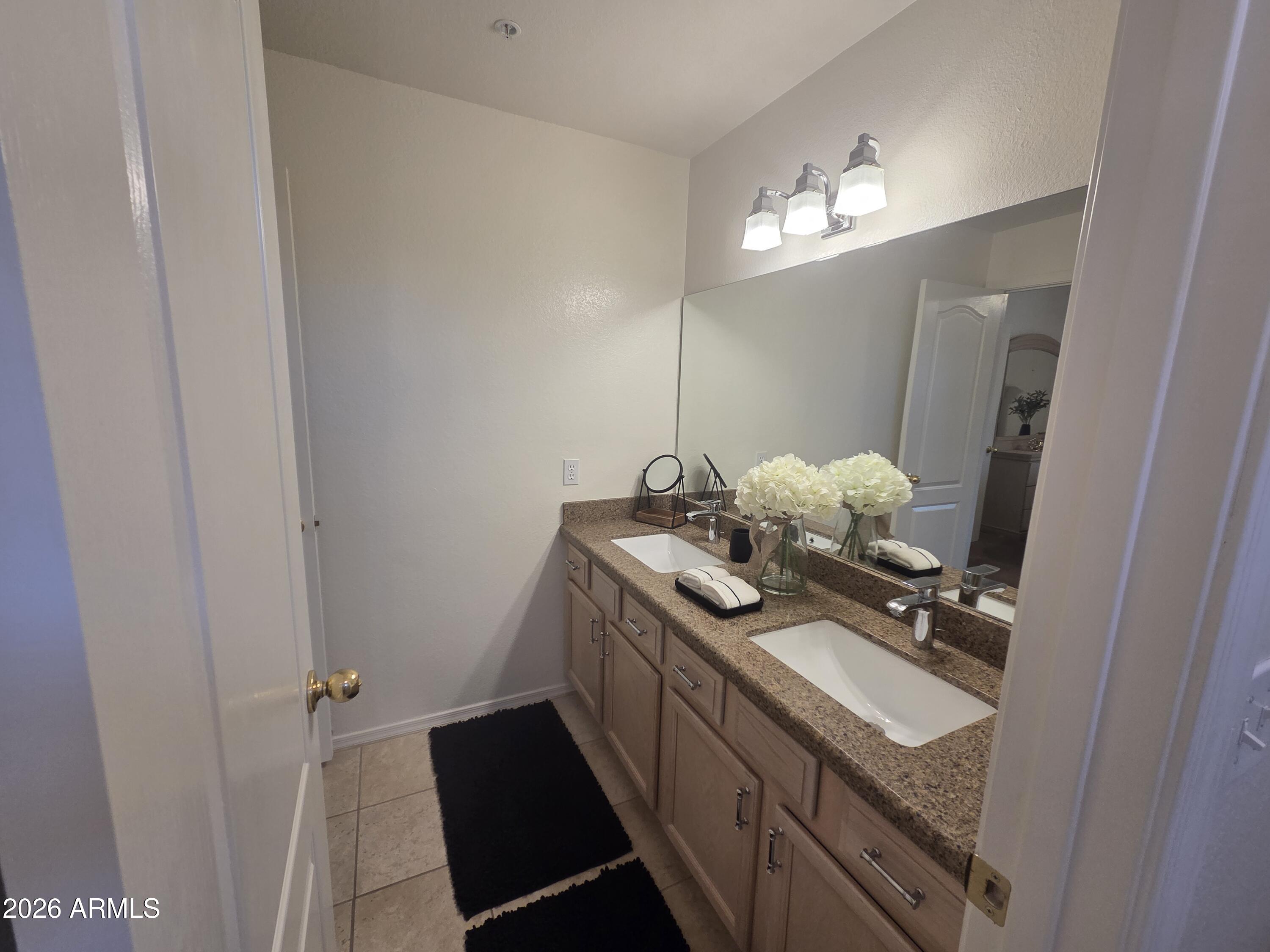 9151 West Greenway Road, Unit 182 Peoria, AZ 85381 - Photo 9 of 22 Primary bath.2