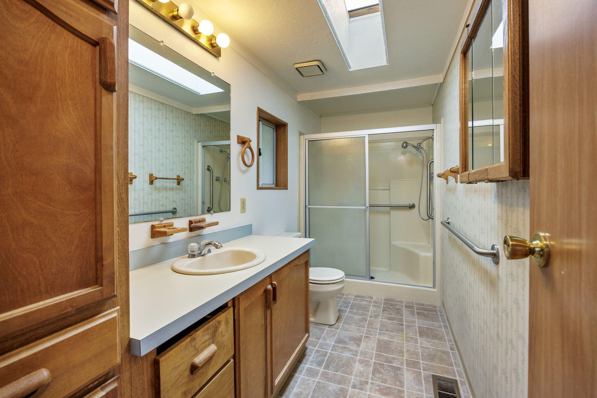 555 Freeman Road, Unit 61 Central Point, OR 97502 - Photo 20 of 34 Primary Bathroom