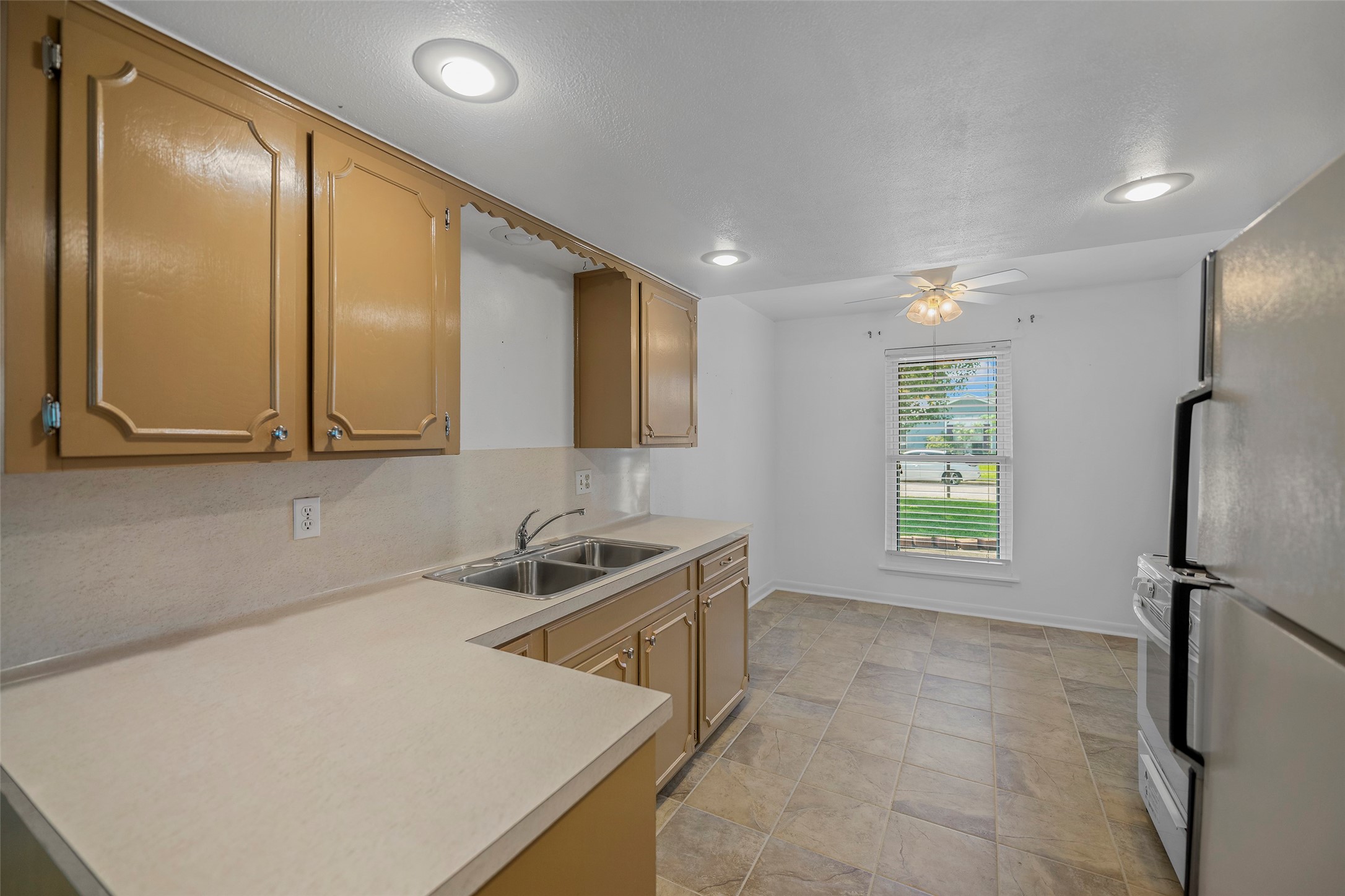 4511 Connorvale Road Houston, TX 77039 - Photo 14 of 25 Kitchen